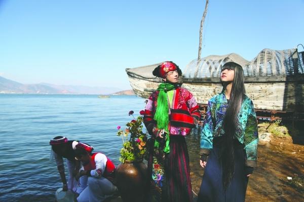 春晚结束后,小彩旗和姨妈杨丽萍(微博)回大理过年