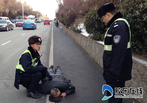 老人晕倒路边获巡警救助 醒后立马问"你咋撞我"