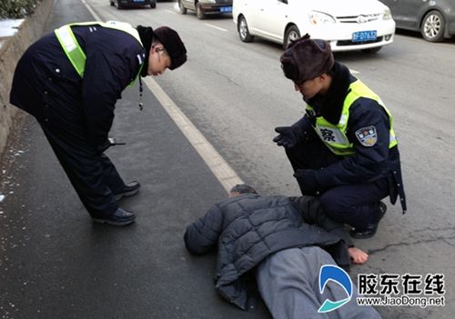 老人晕倒路边获巡警救助 醒后立马问"你咋撞我"