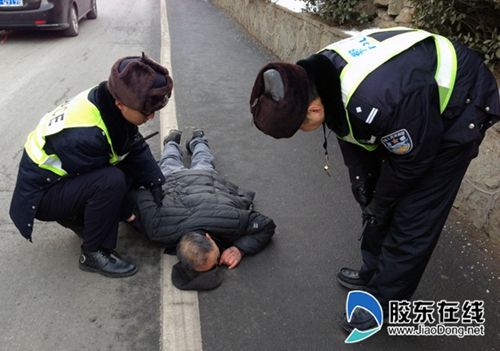 老人晕倒路边获巡警救助 醒后立马问"你咋撞我"
