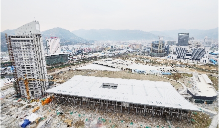 提出,大力建设中心城市,确保客货运中心,文化综合体,总部经济园一期