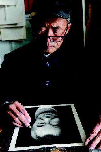 聊城最后的炭精画像艺人:50年画肖像近万张(图)