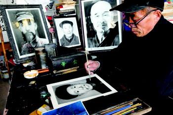 聊城最后的炭精画像艺人:50年画肖像近万张(图)