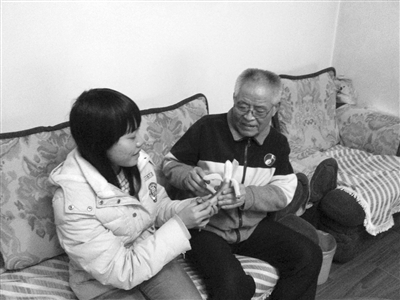 老人被撞致5根肋骨骨折后帮肇事女孩找工作(图)