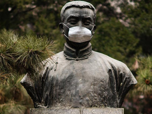 北京重度雾霾 北大校园人物雕塑被戴口罩