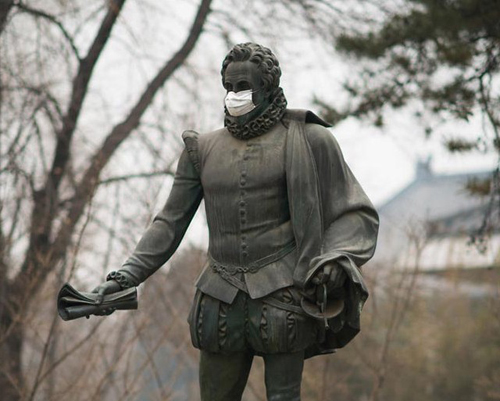 北京重度雾霾 北大校园人物雕塑被戴口罩--乐清