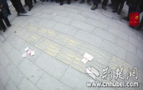 30张百元大钞落一地 怕被骗20人围观半小时(图)