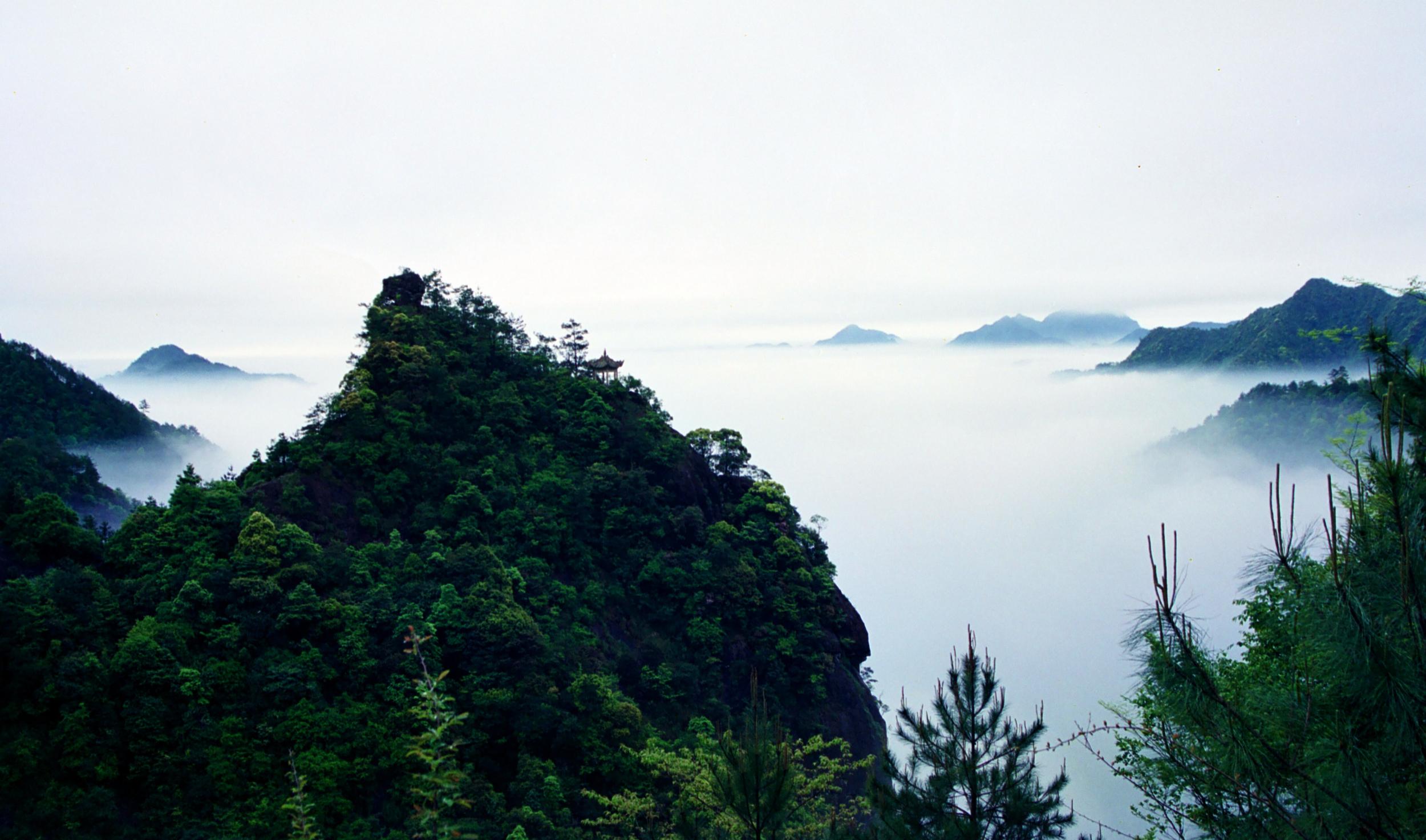 避暑文成铜铃山，赏壶穴奇观