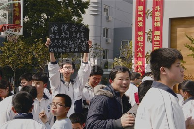 更可以端出自己的寿司,双皮奶在学校贩卖……日前,在温州第十九中学