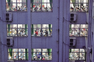 备战高考湖北省襄阳四中,清明假期,高三学生仍然在教室上晚自习(4月