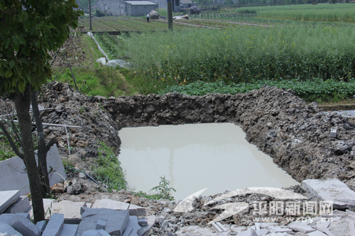 鳌江塘东村河水遭污染 被举报企业正在整改--平