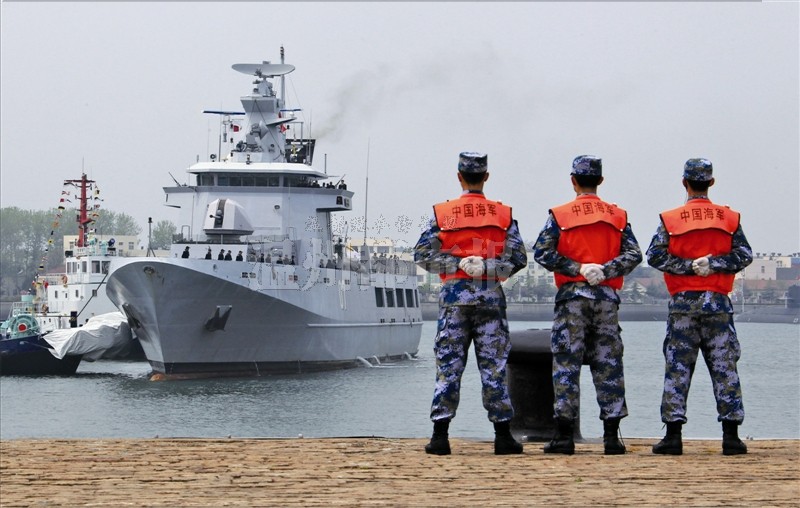 4月20日,文莱海军"达鲁伊山"号巡逻舰驶抵青岛港.