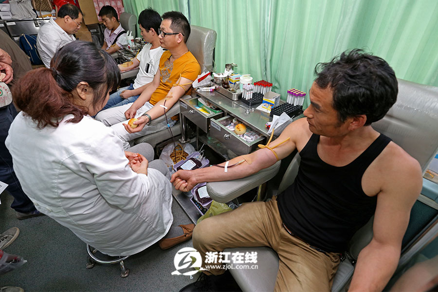 五一长假不休息 民工兄弟献血忙-献血车,兄弟们