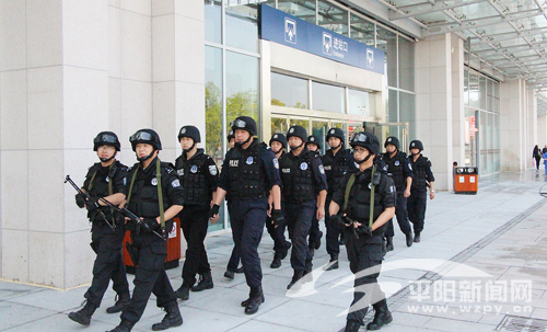 县公安局特巡警大队在鳌江火车站开展武装巡逻