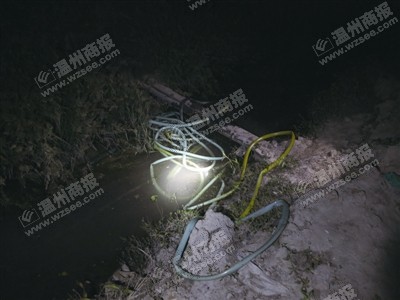 永兴五溪村一小五金作坊,偷偷用软管将污水排入厂房后的河道内。龙湾海滨环保所供图