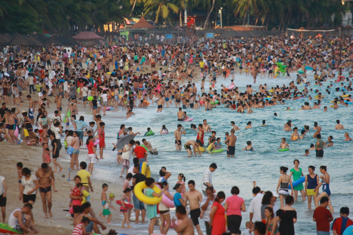 海南三亚上万游人挤爆海滩