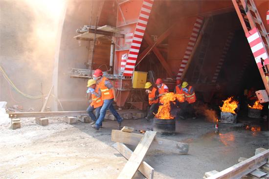 灵沙公路改建工程指挥部举行隧道消防救护应急
