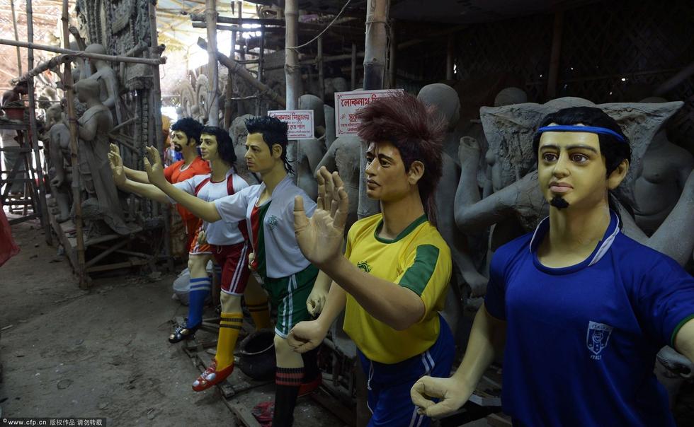 高清:印度手工艺人 打造世界杯球星粘土模型--