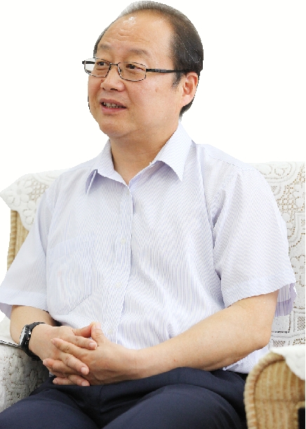 中国社科院政治学研究所所长房宁教授接受本报