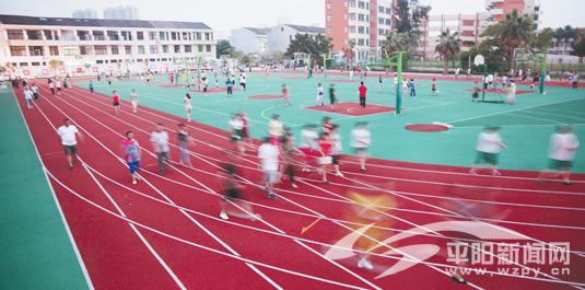 【视频】鳌江小学体育场所对外开放 市民尽享健康夜生活