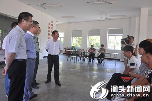 县领导视察征兵体检工作