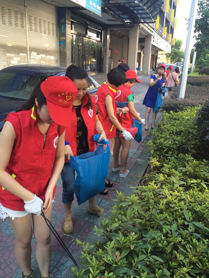 绣山社区开展志愿者创卫活动(图)