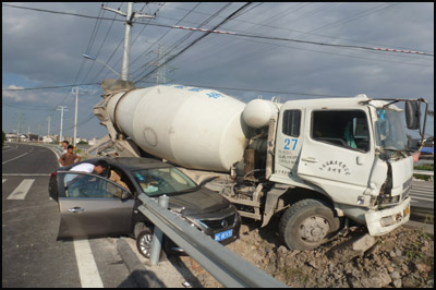 轿车与重型货车相撞 鸡蛋碰石头所幸无伤亡--温