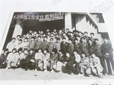 王晓群在同学聚会时表演笛箫。