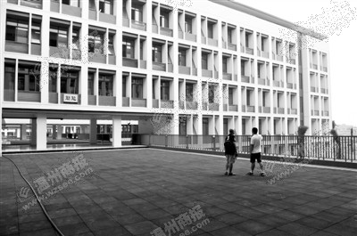 温八高瑶溪校区教学楼二楼设塑胶操场供学生课间活动,楼前清水绿树环绕,颇有诗意。徐晓春 摄