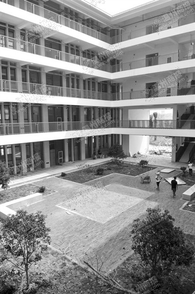 教学楼天井配置庭院式花园。徐晓春摄