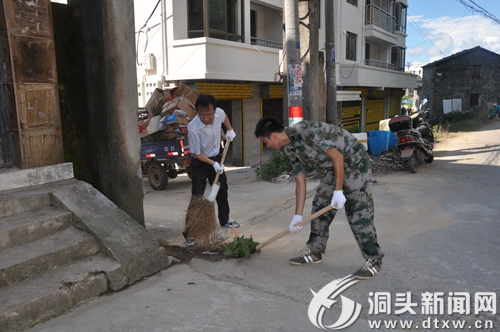 千名干部群众参加“城乡大扫除”