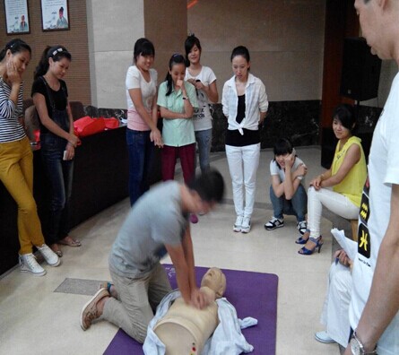 白鹿洲社区初级应急救护员培训(图)