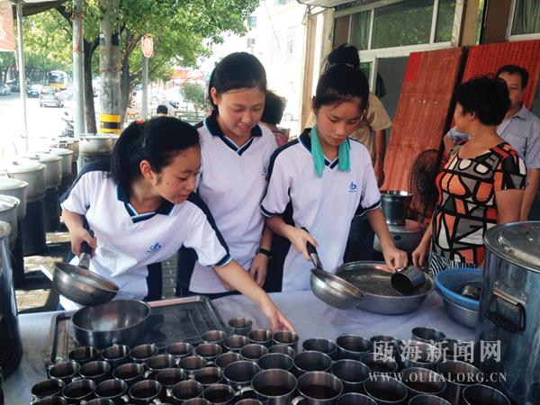 -记者 周吉敏 通讯员 张怡 “瓯海中学的菁菁学子们在课余时间倾力加盟我院育英志愿者队伍,三个季度的时间,从柳芽初发到梧叶秋声,瓯海中学的志愿者们的无私奉献,谢谢你们为社会送来的青春正能量。”日前,共青团瓯海区委、区志愿者协会收到了来自温州医科大学第二附属医院、育英儿童医院的一封感谢信。信中感谢瓯海中学的志愿者参与该院的志愿服务,用心服务病人,送爱温暖心灵,竭尽自己所能为群众献爱心的温暖行动。 受到社会各界的真诚点赞,对于瓯海中学志愿者协会和年轻的志愿者们来讲,已经不是