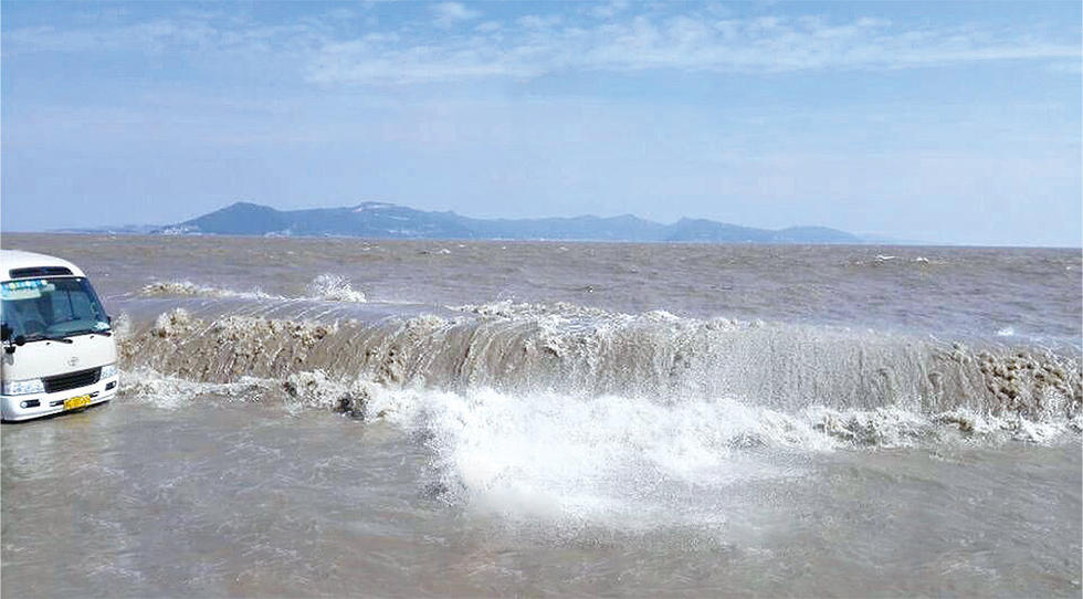 风王"黄蜂"擦过浙江 多地海水倒灌