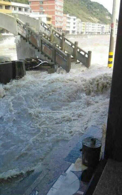 风王"黄蜂"擦过浙江 多地海水倒灌