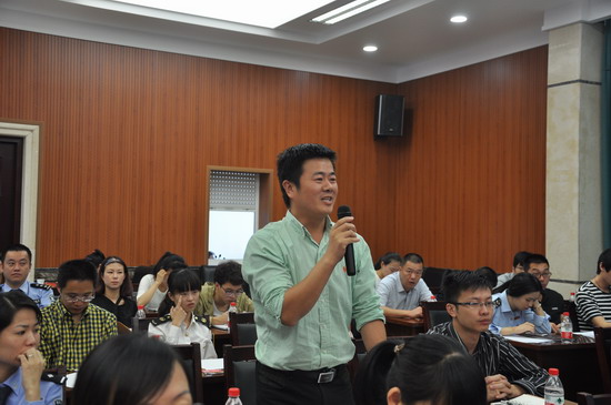 县委常委,宣传部长张贤孟主持会议.
