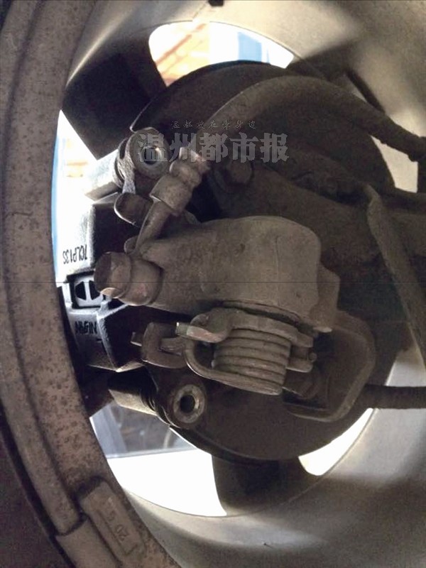 车子有怪响一查原是车轮上少两枚要命螺丝