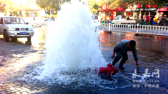 汽车撞坏消防栓 喷出水柱2米高