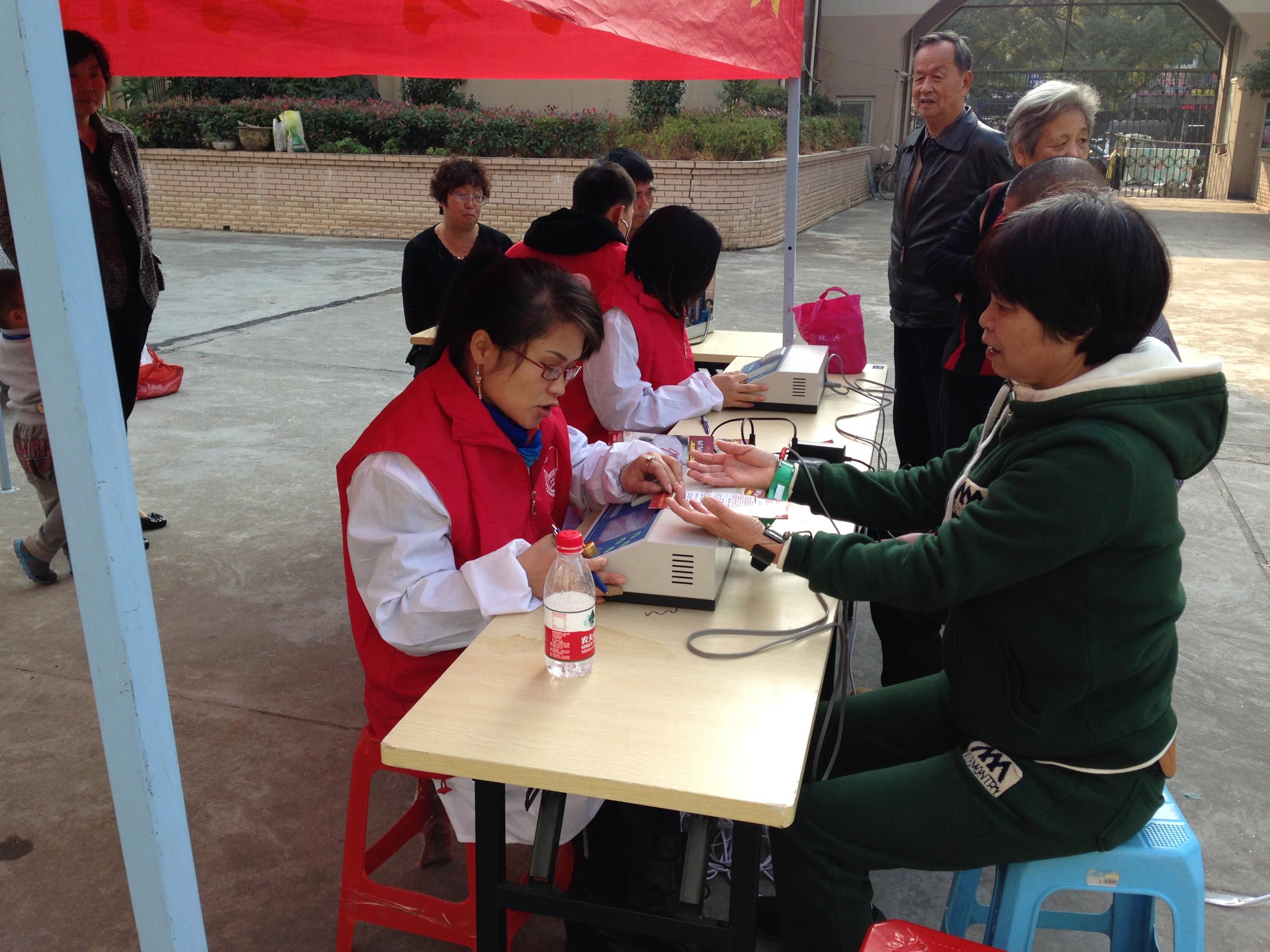 西屿社区一正药房青年医生志愿者为居民送健康