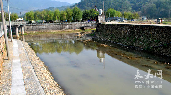在坦头村段,进行过清淤的溪床平整如同路面,靠近居民区的一侧,溪边建有一条3、4米宽的清水平台,村民们可以在此漫步和锻炼。不远处溪边就是公园,沿溪倒柳成荫,溪上有小桥凉亭,构成了一幅优雅的风景画面。村民卢海燕告诉记者,坦头溪原来沿溪两边都是垃圾,水质污浊,整条溪面上长满了杂草,溪水都是从杂草下方流过,看不到有水在流动,根本不像是条溪流。现在干净了,住着也舒服。 桥头镇常务副镇长徐贤友告诉记者,坦头溪水环境综合治理工程从今年5月份启动,总投资120万元,已建成一处拦水堰坝,一处清水平台,清淤3万多方,