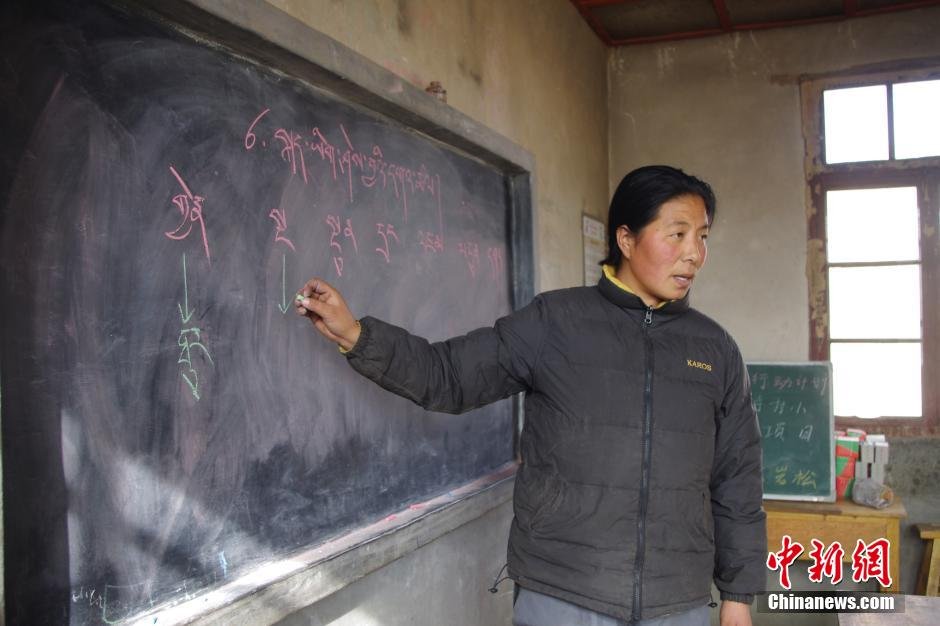 青海藏族女老师靠小卖铺撑起教学点