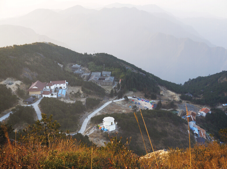 摄影爱好者在金鸡山拍摄日出.市民带小孩登上瑞安金鸡山看日出.