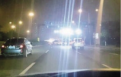 电子监控闪闪闪 夜间行车"亮瞎眼"