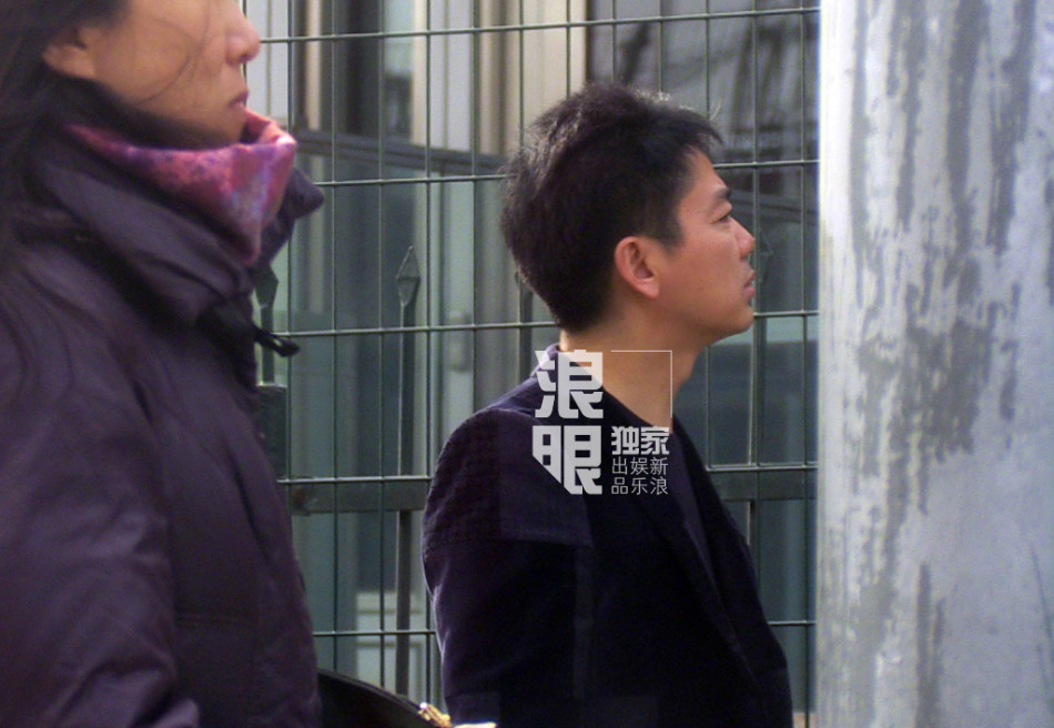 组图:刘强东现身办美国签证 奶茶妹妹回其豪宅