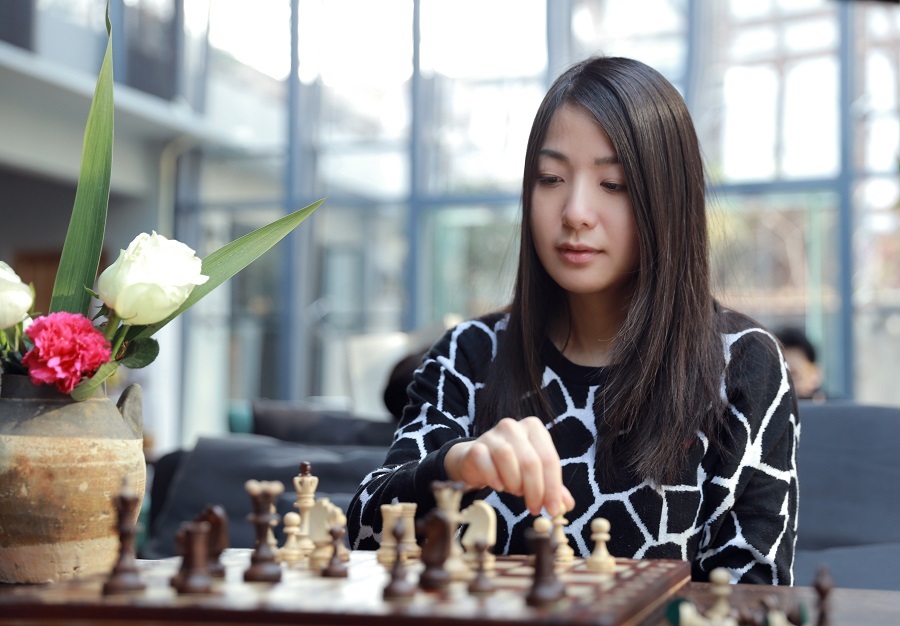 前国际象棋国家少年队队长刘白茹拍摄了一组唯美写真.