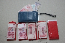 红包里的现金.李源强摄