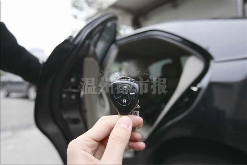 方圆数十米的区域内,多款丰田汽车的遥控钥匙、一键点火蹊跷失灵。日前有市民向市长专线12345反映:市区机场大道和新欣路路口出现不明电磁波,附近的一些车主深受其扰。而且令人奇怪的是,好像只有丰田汽车受影响,还没有发现其他牌子的车子有类似的情况出现。 神秘电磁波从何而来?对周围居民的健康是否有影响?昨天上午,在市无线电管理局的协助下,温都记者同市长专线工作人员在现场解开神秘电波之谜。 怪哉 丰田车在这里停好 遥控锁车就失灵了 市民王先生在机场大道和新欣路路口经营一家五金配件加工店