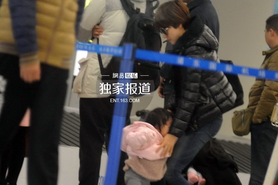 马伊璃夫妻带两女现身 <em>文章妻女</em>相伴叼烟斗心