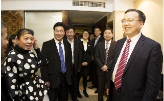 市领导看望人大代表