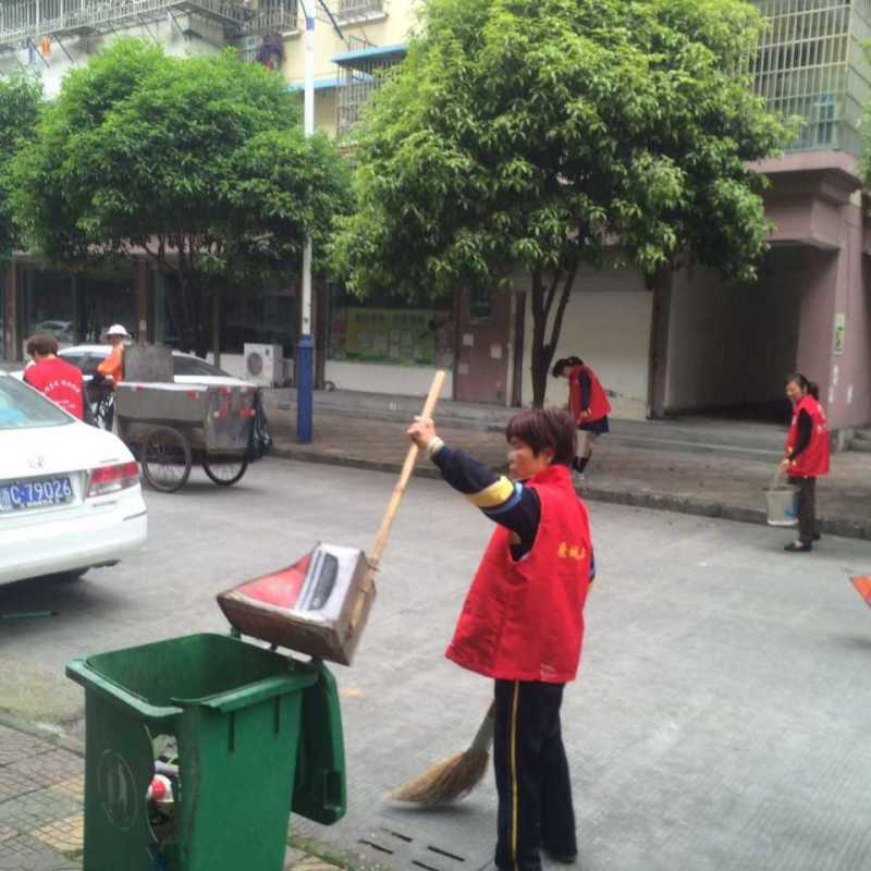 月湖社区开展治脏治乱、创文保卫志愿服务活动